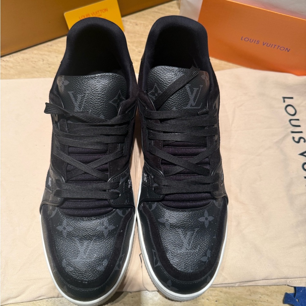 Men’s Louis Vuitton LV Trainer Black and White Sneaker - Picture 3 of 9